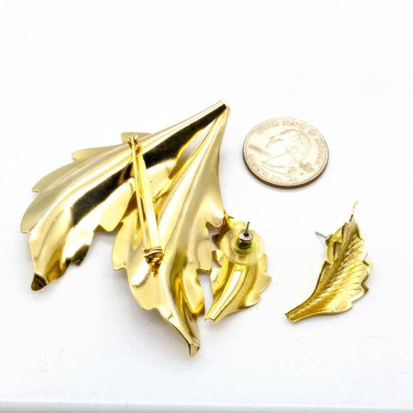 Vintage Leaves Parure, Gold Tone Textured Leaves Brooch & Matching Stud Earrings - Picture 3 of 3